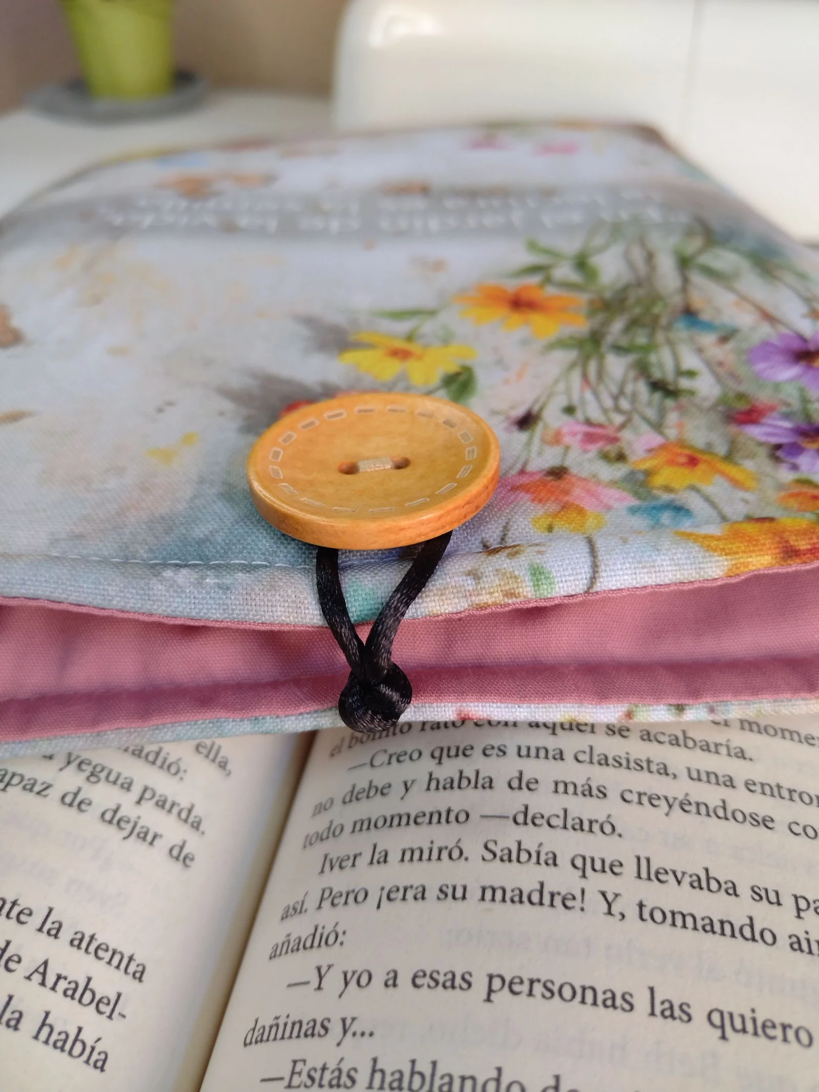Gewatteerde literaire hoes voor boeken of tablets Meisje, Kat en bloemen - Handgemaakt. – photo 3